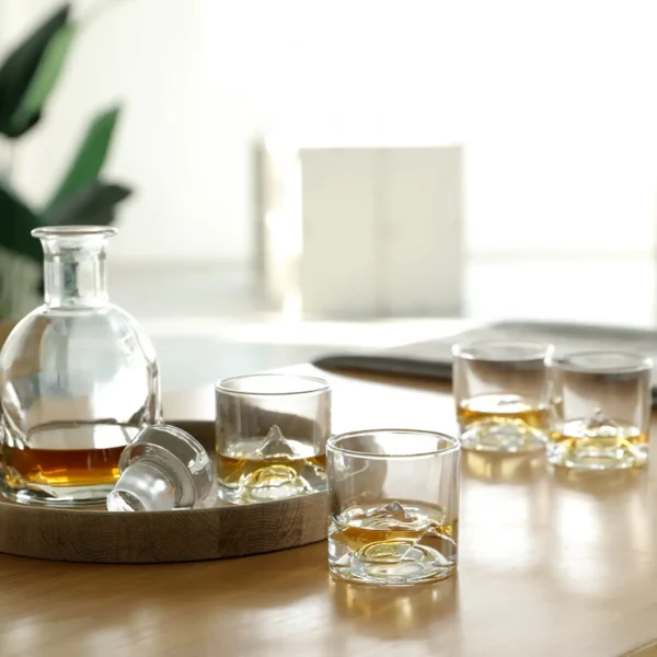 THE PEAKS Viskio rinkinys (taurės + dekanteris)