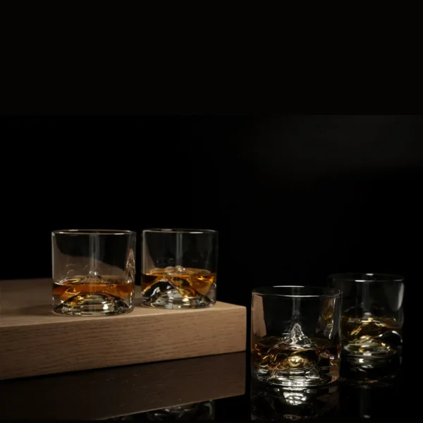 THE PEAKS Viskio rinkinys (taurės + dekanteris)