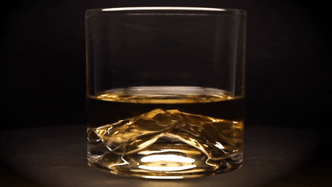 Mont-Blanc_whiskey_glass_with_drink